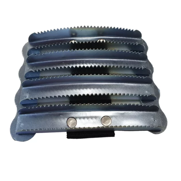 Curry comb metal closed back